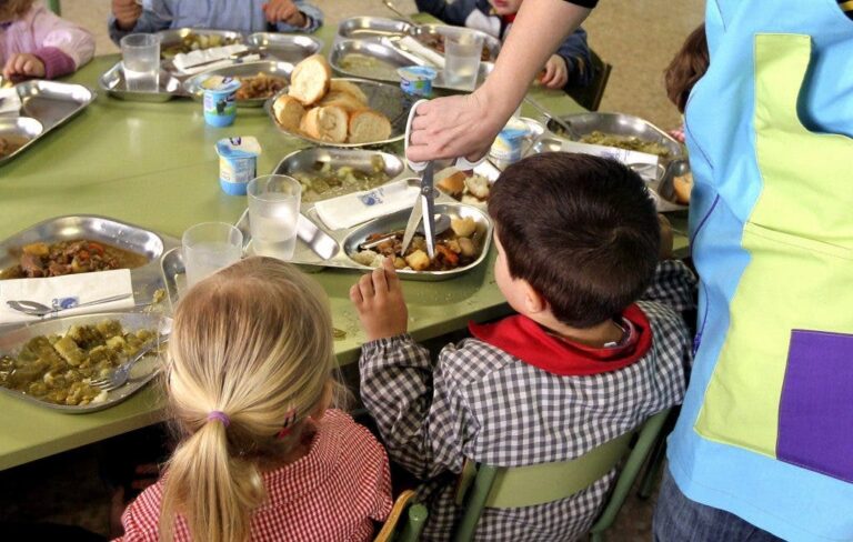 Dos niños sentados en un comedor escolar/EFE/Javier Cebollada